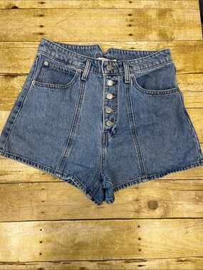 Levi's "High Waisted Mom Shorts" size 30 in medium wash denim.